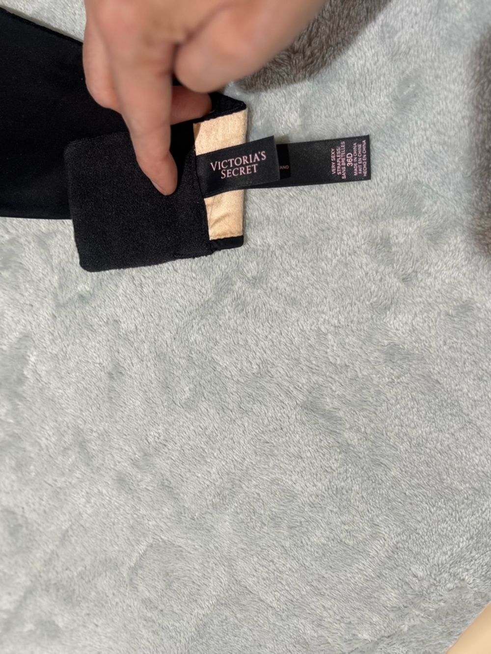 Victoria's Secret Black Strapless Bra. 36 D - Picture 3 of 4